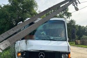 В аварії на Рівненщині на маршрутку звалився стовп