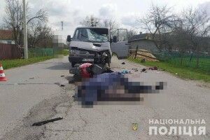 На Рівненщині алконавт за кермом мікроавтобуса на смерть збив скутериста-односельчанина й зламав ногу його дружині (Фото)