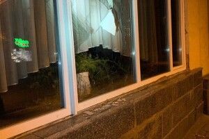 У Луцьку вночі  затримали неповнолітніх, які розбили вікна у медколеджі і «цікавились» банкоматом