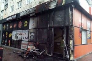 Двері закладу з ігровими автоматами підпалили, коли там перебували люди