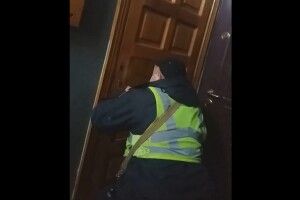 На Волині, щоб врятувати пенсіонерку, довелося виламати двері (Відео)