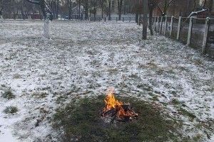 У Луцьку оштрафують сторожа дитячого садка, який грівся біля багаття (фото)