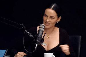 Зірка Playboy Даша Астаф'єва емоційно прочитала вірш Лесі Українки (Відео)