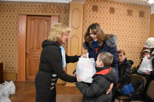 50 луцьких сімей, які виховують дітей із особливими потребами, отримали продуктові набори
