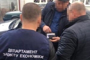 На Рівненщині власники нелегальної заправки заплатили голові райдержадміністрації 20 тисяч гривень хабара