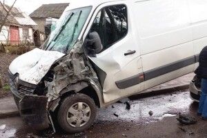 Бус виїхав на легковик: у Рівному сталася ДТП за участі трьох авто (Фото)