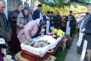 «Проводжали, стоячи на колінах»: на Волині в останню дорогу провели досвідченого воїна (Фото)