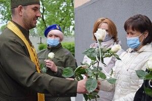 Луцьким гвардійкам подарували білі троянди (Фото)