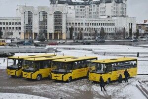 Школи Волині отримали 9 нових автобусів. Кому дістались