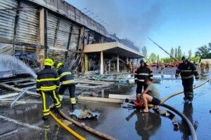 10 загиблих, багато поранених і масштабна пожежа: перші подробиці обстрілу ТРЦ у Кременчуці 
