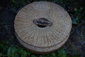 Ручні жорна з Мельниці потрапили до обласного музею