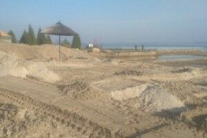 Хтось за допомогою спецтехніки міняє берегову лінію на Світязі 