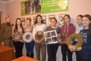 У маневицькому лісгоспі виготовляють новорічні композиції