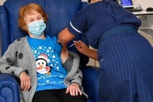 Розпочали масову вакцинацію від коронавірусу. Першою щепили 90-річну жінку