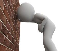 П’яного чоловіка, який пробирався у свою квартиру, ледь не затримала поліція