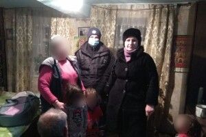 Не було продуктів та теплих речей: у горе-матері забрали всіх дітей