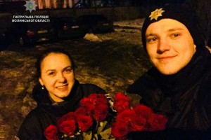 І патрульним дарують квіти