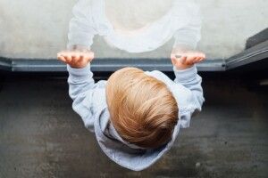 10-річний хлопчик випав з 5-го поверху, тікаючи від п’яного батька (Відео)