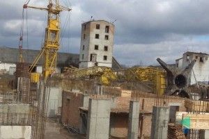 У Луцьку на будівництві впав кран