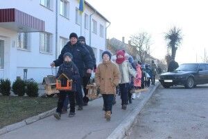 У Любешові школярі встановили годівнички для птахів