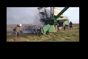 На Волині серед поля загорівся комбайн