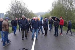 Біля Рівного протестують десятки людей