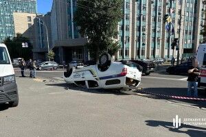 Службовий автомобіль перекинувся – у Києві внаслідок ДТП загинув поліцейський 