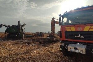 На Волині в полі загорівся комбайн (Фото)