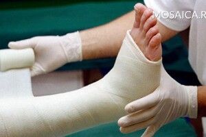 Учителька наказала винести учня зі зламаною ногою за територію школи