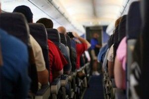 Пасажирка відчинила аварійні двері літака... для провітрювання