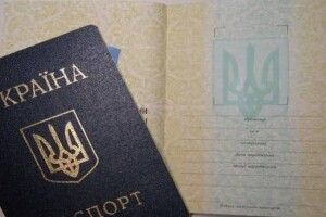 Українка в суді добилась паспорта книжечкою замість ID-картки