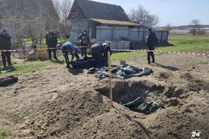Чоловік поховав у дворі дружину й сина, яких для забави вбили окупанти, й пішов служити у ЗСУ