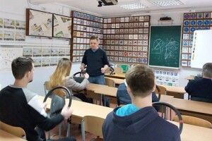 Українцям дозволили не проходити теорію в автошколах, а вчити самостійно