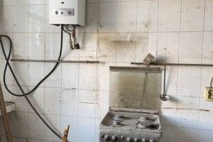 Зруйновані будинки і пліснява: життя херсонців через п'ять місяців після підриву Каховської ГЕС (Відео)