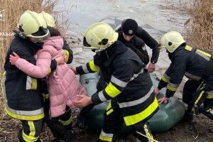 У Львівській області семикласниця провалилася під кригу