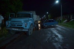 У Рівному ВАЗ зіткнувся з вантажівкою