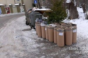 У центрі Луцька невідомі викинули бочки з-під сиропу (Фото)