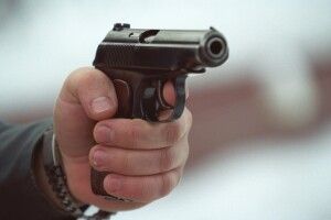Зловмисника, який стріляв у перехожого, знайшов... собака (Відео)