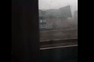 Вітер зірвав дахи з десятків будівель: момент потрапив на відео
