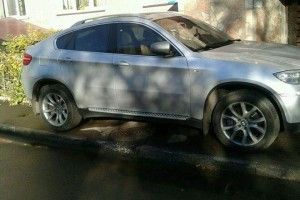 Показали, як у Луцьку паркуються на тротуарах