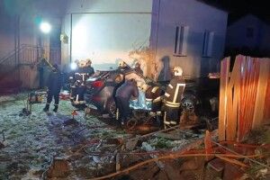 Під Львовом автівка вилетіла з дороги та влетіла у стіну: четверо людей загинули (Відео)