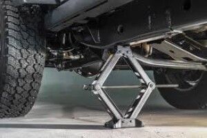 У Луцьку під час ремонту з домкрата зірвався автомобіль і впав на чоловіка