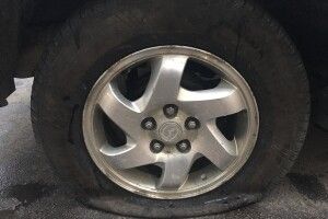 Оприлюднив листування «слуг»: журналісту та ветерану пошкодили автівку