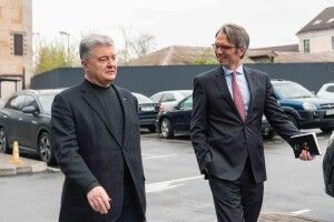 Порошенко під час зустрічі з Послом Швеції закликав Стокгольм збільшити постачання зброї для ЗСУ