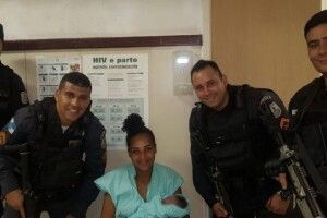 Поліцейські приїхали заарештувати жінку, а натомість допомогли їй народити