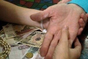 Погрожувала прокляттям і смертями: ворожка вкрала у дівчини 170 тисяч гривень
