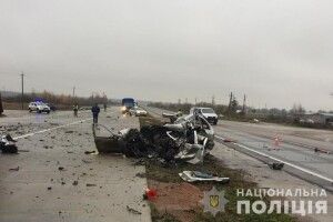 Фура розірвала легковик: троє людей загинули (Відео)
