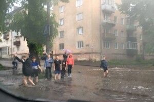 Травнева злива зробила Рівне мокрим і непрохідним (фото)