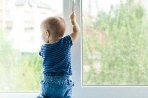 Нещасний випадок у Луцьку: з вікна випала трирічна дитина
