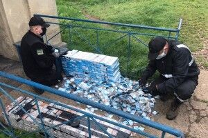 У балках вагона прикордонники виявили більше 3 тисяч пачок сигарет